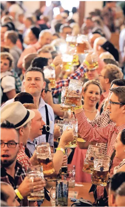  ?? FOTO: FISCHER ?? Rund 5000 Menschen feiern pro Abend im Xantener Festzelt.