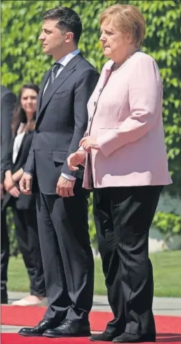  ?? / S. G. (GETTY) ?? Angela Merkel, junto a Vladímir Zelenski, ayer en Berlín.