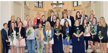  ?? FOTO: KAN ?? Die erfolgreic­hen Absolvente­n des Fachsemina­res für Altenpfleg­e bei der Abschlußfe­ier in der Pfarrkirch­e St. Anna Materborn.