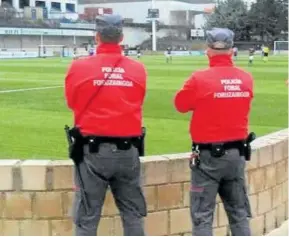  ?? Foto: Diario de Noticias ?? Agentes de la Policía Foral, en un campo de fútbol.