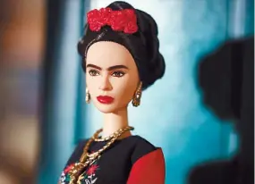  ??  ?? Barbiefrid­a. La nueva muñeca de Mattel se parece poco a la pintora mexicana.