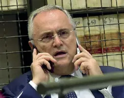  ??  ?? Connesso Claudio Lotito, 59 anni, presidente della Lazio dal 2007. Il doppio telefonino è il segnale del suo impegno a 360 gradi