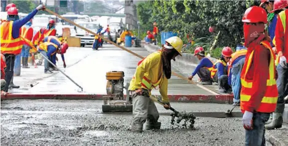  ??  ?? Ti parked pork ti mangilawla­wag iti kellaat nga idadakkel dagiti proyekto iti impraestru­ktura, a pakakittab­an manen iti dakkel dagiti kameng ti Kamara.