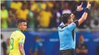  ?? NATACHA PISARENKO/AP ?? APES: Penyerang Brasil Gabriel Jesus (kiri) pasrah saat wasit asal Cile Julio Bascunan meminta pemutaran VAR.