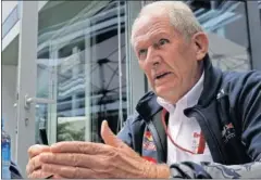  ??  ?? ATENTOS. Helmut Marko y toda la F-1 están pendientes de Alonso.