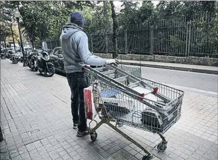  ?? ANA JIMÉNEZ ?? Un chatarrero asiduo del barrio del Turó Park que tiene buenas relaciones con los porteros