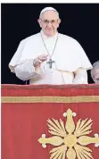  ?? FOTO: DPA ?? Papst Franziskus spendet den Segen „Urbi et Orbi“.