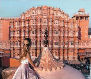  ?? ?? The artistic splendour of Hawa Mahal in Jaipur acts as a perfect backdrop.