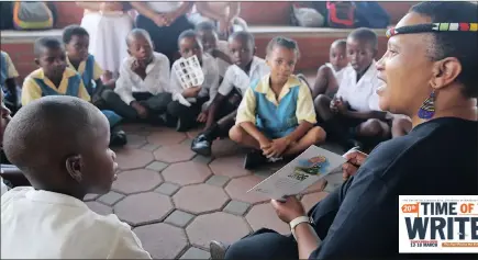  ??  ?? Nomsa Mdlalose brings story time to pupils from Phumelela Primary School at Kwamashu library.