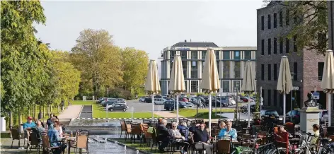  ?? RP-FOTO: GOTTFRIED EVERS ?? Noch guckt man auf Autos, bald soll dort Park sein: So breit wie die Wasserbeck­en des Koekkoeks-Platzes wird die Wallgraben­zone grün.