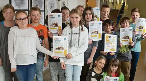  ??  ?? Können stolz auf ihre Zeitung sein: die Schüler der NMS Trieben KK