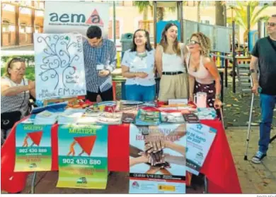  ?? DAVID DÍAZ ?? Miembros de la Asociación de Esclerosis Múltiple de Almería durante la campaña realizada hace justo un año.