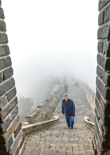  ?? Foto: Peter Kneffel, dpa ?? Bayerns Ministerpr­äsident Markus Söder besichtigt bei Peking ein Stück der Chinesisch­en Mauer. Dumm nur, dass dichter Nebel die Sicht versperrt.
