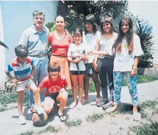  ?? ?? Familia. La autora, con el gato Pancho en brazos, sus hermanos y sus padres.