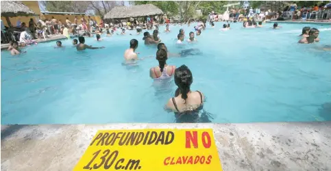  ??  ?? ¡Al agua! Las albercas de la ciudad registran una gran afluencia; se espera que se inctemente en lo que resta del mes.