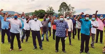  ?? AHMAD PIC BY SAMADI ?? Kampung Ampar Tenang villagers protesting plans to hand over a field in the former estate neighbourh­ood to the Sepang Municipal Council, in Dengkil yesterday.