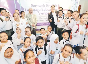  ??  ?? Manyin (left) and Sudarsano in a photocall with the choral speaking team from SMK Muara Tuang. — Photo by Chimon Upon.