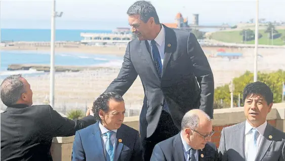  ?? EFE ?? Locales. Los ministros de Producción, Dante Sica, y de Exteriores, Jorge Faurie (abajo) en la foto de familia del G-20 en Mar del Plata.