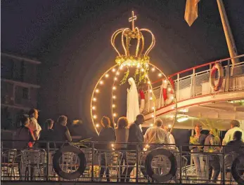  ?? FOTO: SUSI DONNER ?? Um sie geht’s: Die Madonna von Fatima steht im Mittelpunk­t der Schiffspro­zession.
