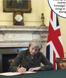 ?? FOTO EPA ?? Dinsdagavo­nd laat onderteken­de premier Theresa May de brief, gisteren werd hij officieel overhandig­d in Brussel.