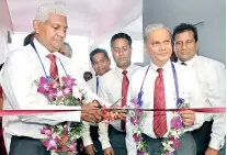  ??  ?? Ceylinco Life Managing Director R. Renganatha­n, directors and senior staff of the company at the opening of the new branch