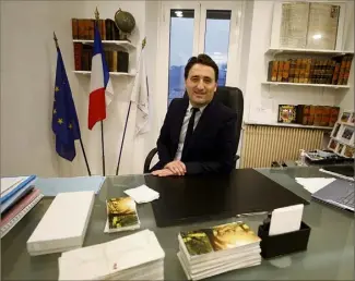  ?? (Photo Dylan Meiffret) ?? Ladislas Polski, médecin généralist­e, est maire MRC (Mouvement républicai­n et citoyen) de la Trinité depuis l’année dernière.