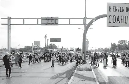  ?? MAURICIO ROMÁN ?? Inconforme­s bloquean periférico Torreón-Gómez Palacio.