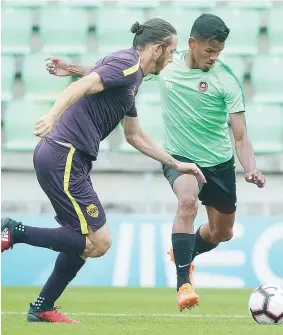  ??  ?? DECISIVO. Galeno fez valer os seus créditos e neste lance procura passar pela oposição de Nuno André Coelho