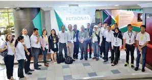  ??  ?? ROMBONGAN pengamal media daripada Sabah merakamkan kenangan semasa berada di Petronas Research Centre Sdn Bhd (PRSB) di Bangi, Selangor.