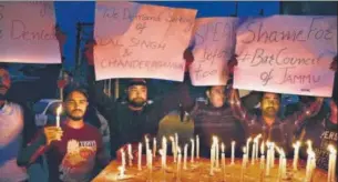  ?? WASEEM ANDRABI / HT ?? A candleligh­t vigil in Srinagar to protest the Kathua rape and murder case.