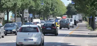  ??  ?? Congestion­ato Viale della Repubblica, o Strada Ovest, cinque chilometri fra Treviso e Villorba