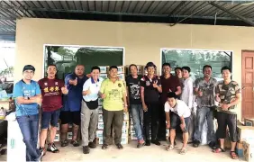  ??  ?? Leaders and members of Kelab Pemilik 4x4 Sibu, representa­tives of Hope Place Kuching and Brunei Wanfu group members give the thumbs up during the handover of donation in Sibu.