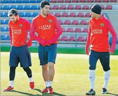  ??  ?? AL TAJO. Messi, Suárez y Neymar, que acabó las vacaciones con una fiesta de Nochevieja por todo lo alto, están de vuelta.