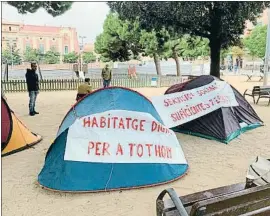  ?? CARLES SAGUÉS ?? Los maridos de las familias de la Salut acampan frente al Viver