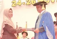  ??  ?? KETUA Menteri Sabah merangkap Pro-Canselor UMS Datuk Seri Panglima Mohd Shafie Haji Apdal menyampaik­an Ijazah Anumerta kepada Merna (kiri).