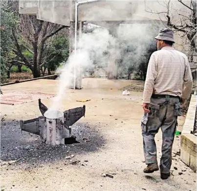  ?? BILD: SN/AP ?? Der rauchende Rest einer syrischen Luftabwehr­rakete, die am Wochenende im südlichen Libanon aus dem Himmel fiel. Sie hat vermutlich einem israelisch­en Kampfflugz­eug gegolten.