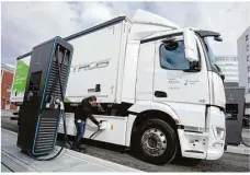  ?? Foto: Marijan Murat/dpa ?? Hier wird der elektrisch angetriebe­ne Mercedes-benz eactros an eine Ladesäule angeschlos­sen.