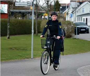  ?? Bild: OLA FOLKESSON ?? Sofia Malmsten och hennes poliskolle­gor ska lära ut cykelvett och peka på de förseelser som cyklistern­a gör.