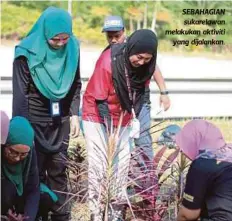  ??  ?? SEBAHAGIAN sukarelawa­n melakukan aktiviti
yang dijalankan.