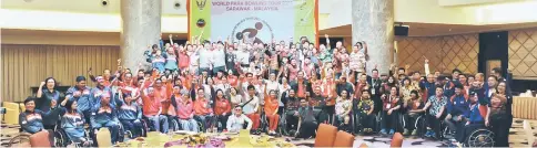  ??  ?? Bowlers, coaches and officials posing with guests and organisers after the prize presentati­on ceremony. — Photo by Teo Chi Wei