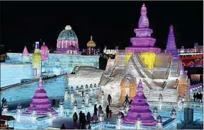  ??  ?? Le soir, les sculptures de glace du festival de Harbin sont illuminées.