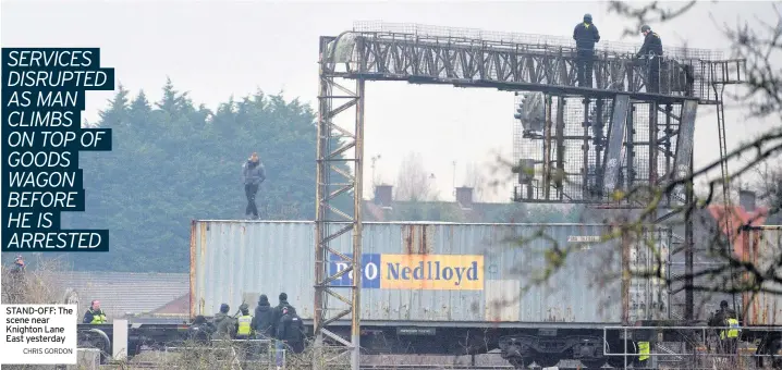  ?? CHRIS GORDON ?? STAND-OFF: The scene near Knighton Lane East yesterday