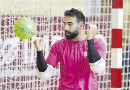  ?? A.J. GONZÁLEZ ?? Alfonso Prieto, portero del Córdoba Futsal, en un entrenamie­nto en Vista Alegre.