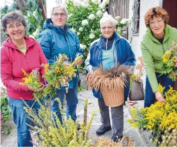  ?? Foto: Regina Langhans ?? Alles fertig fürs große Binden: Wie in vielen Orten der Region werden auch in Osterberg die Buschen für die Kräuterwei­he ge meinsam gebunden. Von links: Elisabeth Kehrer, Resi Högg, Inge Magel und Waltraud Bauer.