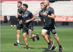  ??  ?? PREPARACIÓ­N. Los jugadores de River se entrenan en Argentina.