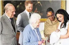  ??  ?? Vier Generation­en: Queen, Philip, Doria, Harry, Meghan und Archie.