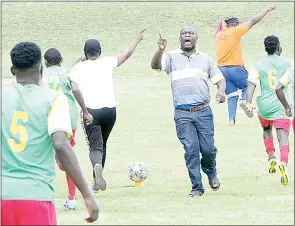  ?? (File pic) ?? Tambankulu Callies players and Chairman Sithembiso ‘Ngudze’ Mamba in celebratio­n after a match last season.