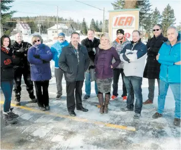  ?? PHOTO COURTOISIE, JOURNAL ALTITUDE ?? La communauté d’affaires de Saint-Donat se serre les coudes pour relever le défi de la main-d’oeuvre. Le propriétai­re de l’auberge La cuillère à pot, Gaston Poirier, estime que Québec doit en faire plus pour aider financière­ment les PME (en bleu, à...