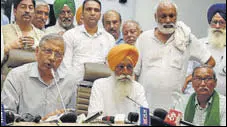  ?? HT PHOTO ?? Haryana ACS Devender Singh, farmer leader Gunam Singh Charuni and others during a press conference in Karnal.