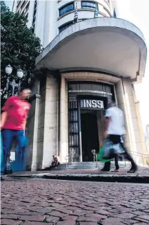  ?? WERTHER SANTANA/ESTADÃO–8/2/2019 ?? Fila. Processos no INSS estão com atraso de mais de 45 dias